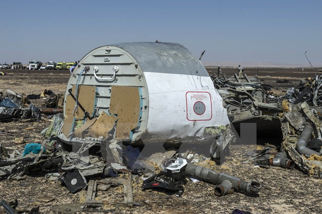Mảnh vỡ máy bay Nga tại khu vực Wadi al-Zolomat trên bán đảo Sinai của Ai Cập. (Nguồn: AFP/TTXVN)