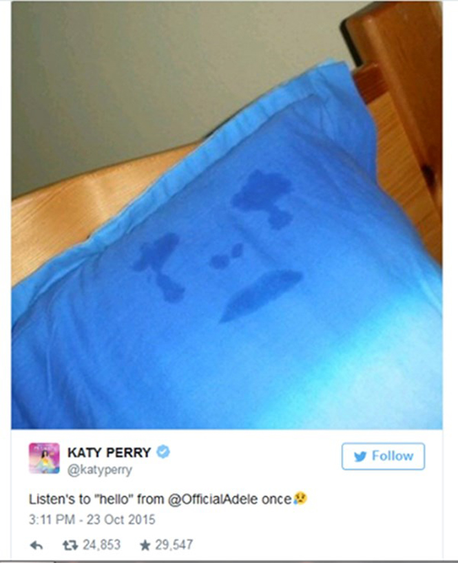  Ca sỹ Katey Perry cũng đăng ảnh trên Twitter chụp chiếc gối thấm đẫm nước mắt của cô kèm theo dòng chú thích: 'Vừa nghe Hello của Adele.'