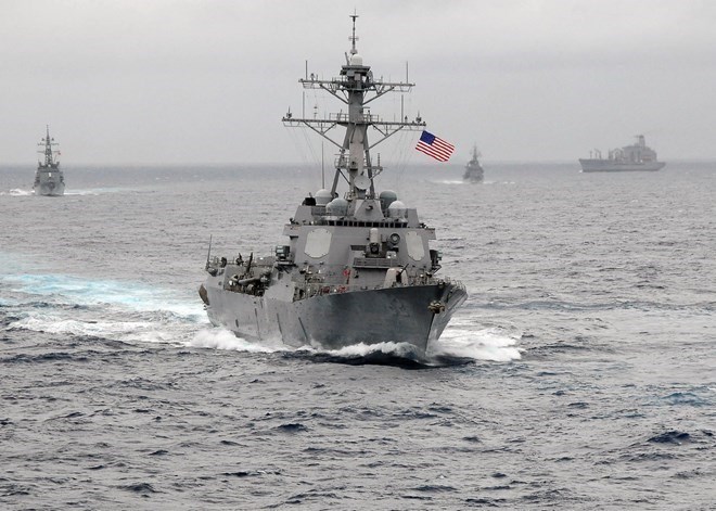 Tàu khu trục tên lửa Mỹ USS Lassen thực hiện tuần tra trong khu vực 12 hải lý thuộc đảo nhân tạo mà Trung Quốc xây dựng trái phép trên khu vực quần đảo Trường Sa của Việt Nam. (Nguồn: atimes)