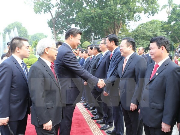 Tổng Bí thư Nguyễn Phú Trọng giới thiệu với Tổng Bí thư , Chủ tịch nước Trung Quốc Tập Cận Bình các thành viên đoàn Việt Nam. (Ảnh: Trí Dũng/TTXVN)