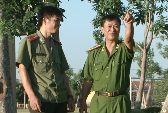 Ảnh 7 : Đại tá Hoàng Văn Bình (bên phải ảnh)