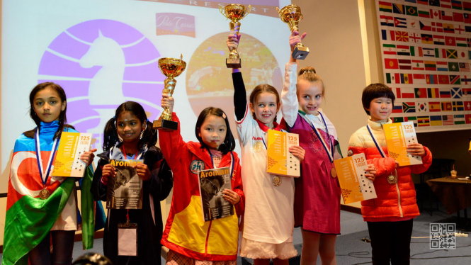 Cẩm Hiền (thứ 3 từ trái sang) vô địch U-8 nữ thế giới. Ảnh WYCC2015