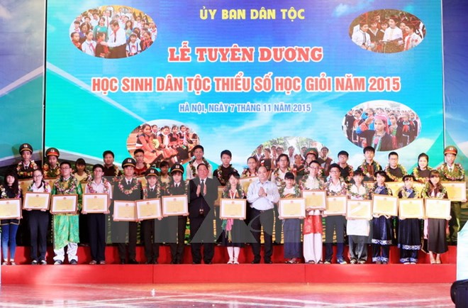 Phó Thủ tướng Nguyễn Xuân Phúc và Bộ trưởng, Chủ nhiệm Ủy ban Dân tộc Giàng Seo Phử chụp ảnh chung với các học sinh dân tộc thiểu số học giỏi năm 2015. (Ảnh: Phạm Kiên/TTXVN)