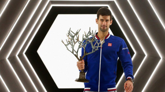 Novak Djokovic cùng chiếc cup vô địch. (Ảnh: Reuters)