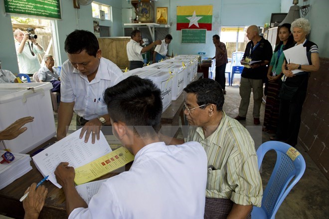Nhân viên cơ quan bầu cử làm nhiệm vụ tại một điểm bầu cử ở Yangon, Myanmar ngày 30/10. (Nguồn: AFP/TTXVN)