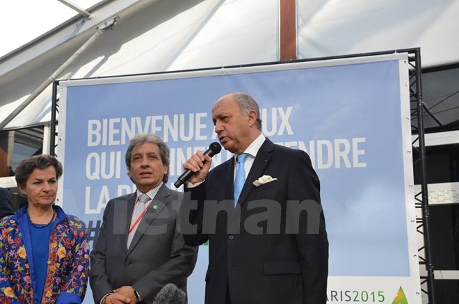 Bộ trưởng Ngoại giao Pháp Laurent Fabius phát biểu với báo chí tại trung tâm Paris-Le Bourget. (Bích Hà/Vietnam+)