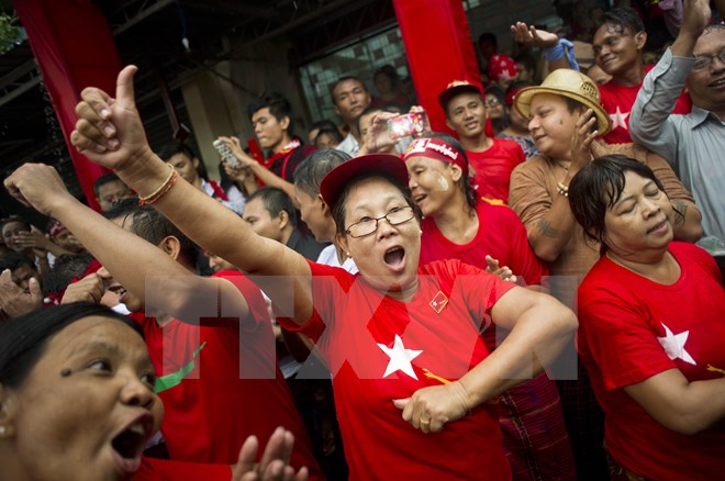 Những người ủng hộ đảng NLD đối lập tuần hành sau khi kết quả bầu cử đợt đầu tiên được công bố tại Yangon, ngày 9-11. (Nguồn: AFP/TTXVN)