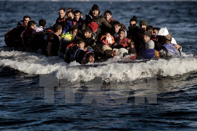 Người di cư tới đảo Lesbos của Hy Lạp sau khi vượt biển Aegean từ Thổ Nhĩ Kỳ ngày 2/11. (Ảnh: AFP/TTXVN)