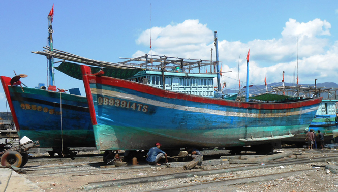 Dịch vụ sửa chữa tàu thuyền tại xã Cảnh Dương, huyện Quảng Trạch.