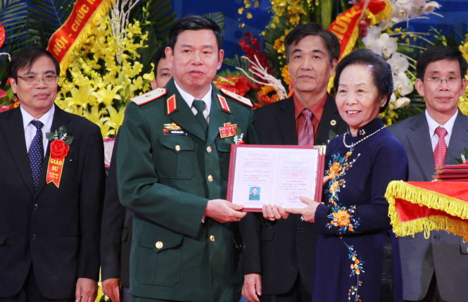 Phó chủ tịch nước Nguyễn Thị Doan trao Giấy chứng nhận đạt tiêu chuẩn chức danh GS cho các tân GS - Ảnh: Thu Hà