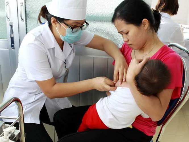 Tiêm chủng cho trẻ nhỏ tại quận Hai Bà Trưng, Hà Nội. (Ảnh: Dương Ngọc/TTXVN)