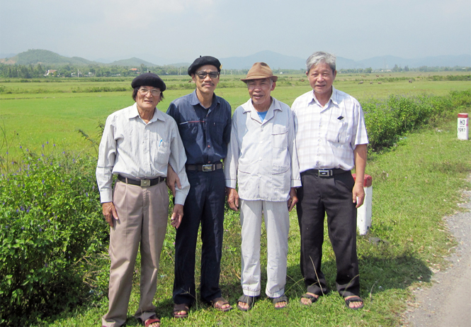 Nhóm các nhà văn và nhà nghiên cứu văn hóa trên đồng Nguyễn Du, thị trấn Nông trường Lệ Ninh, huyện Lệ Thủy.                                        Ảnh: Trần Văn Chường