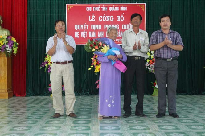 Cục Thuế Quảng Bình tặng hoa và trao quyết định nhận phụng dưỡng Mẹ Việt Nam anh hùng Trần Thị Diệp.