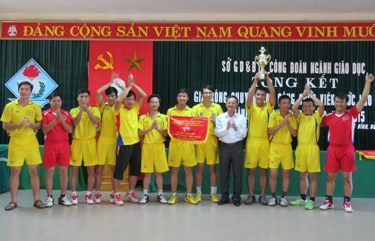 Đồng chí Đoàn Đức Liêm, Giám đốc Sở GD-ĐT trao cờ và cúp vô địch cho đội bóng Trường THPT Chuyên Võ Nguyên Giáp.