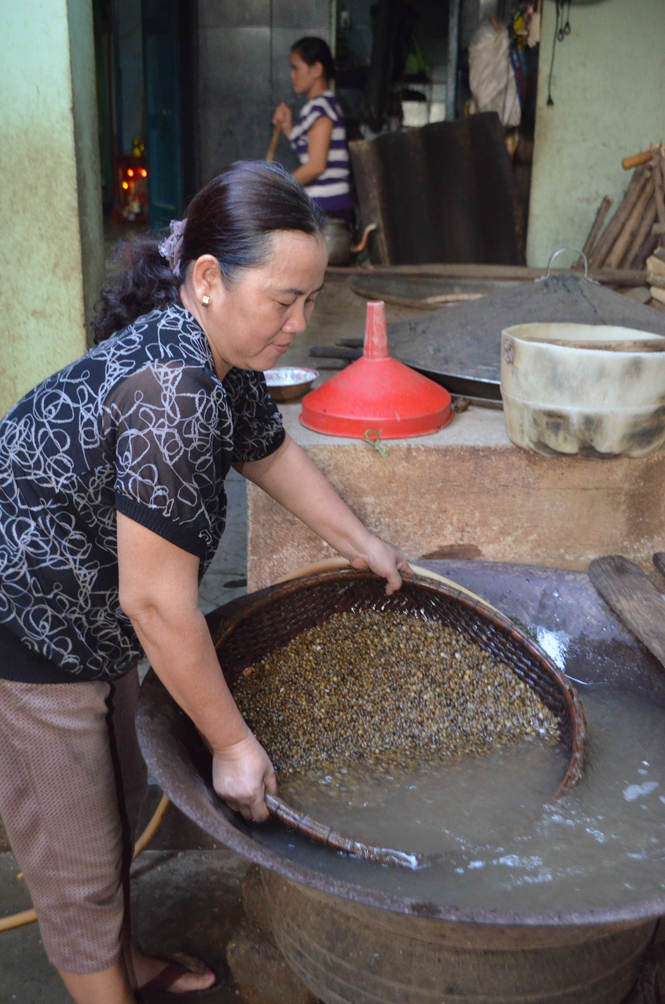 Nhiều hộ dân ở cồn Hến (phường Vĩ Dạ) vẫn cần mẫn với nghề hến truyền thống
