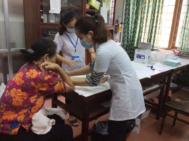 Tư vấn xét nghiệm cho bệnh nhân đái tháo đường ở Trung tâm phòng chống Sốt rét-Nội tiết tỉnh.