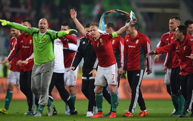  Các cầu thủ Hungary ăn mừng tấm vé lịch sử. (Ảnh: Getty).