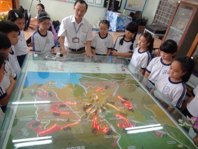 Tiết học lịch sử trên sa bàn của Thầy trò Trường tiểu học Lê Lợi, thành phố Long Xuyên, tỉnh An Giang. (Ảnh : Thu Trang/TTXVN)