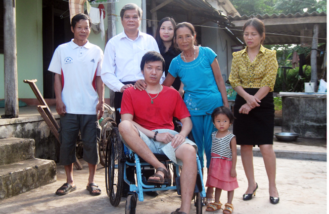 Anh Võ Quang Trung vui mừng khi nhận được xe lăn từ Quỹ XHTT Tấm lòng vàng Lao Động.
