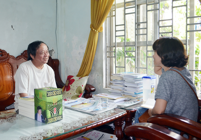 Nhà thơ Ngô Minh trò chuyện cùng phóng viên tại nhà riêng, tháng 10-2015