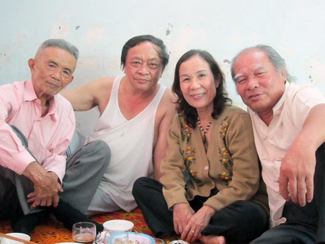 Từ phải sang: nhà thơ Mai Văn Hoan, Lâm Thị Mỹ Dạ, Ngô Minh và nhà báo Nguyễn Xuyến.