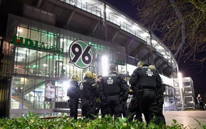 Cảnh sát phát hiện 1 xe bom được ngụy trang thành xe cứu thương ở cạnh HDI Arena, nơi diễn ra trận đấu Đức - Hà Lan. (Ảnh: Reuters).