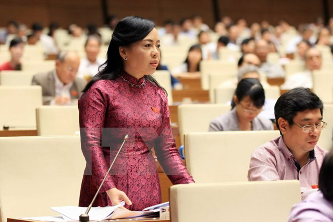  Bộ trưởng Y tế Nguyễn Thị Kim Tiến trả lời câu hỏi chất vấn của đại biểu Quốc hội. (Ảnh: Doãn Tấn/TTXVN)
