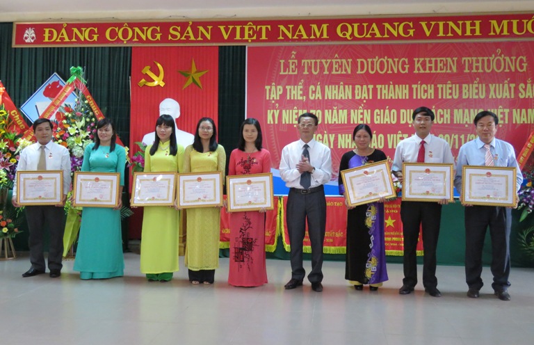 Thừa ủy quyền của Chủ tịch UBND tỉnh, đồng chí Đoàn Đức Liêm, Giám đốc Sở GD-ĐT trao bằng công nhận Chiến sĩ thi đua cấp tỉnh cho các thầy cô giáo.