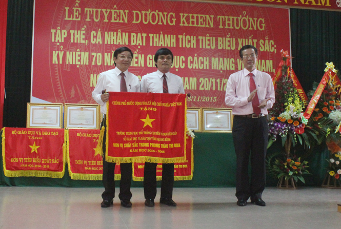 Thừa ủy quyền của Thủ tướng Chính phủ, đồng chí Trần Công Thuật, Phó Bí thư Tỉnh ủy trao Cờ thi đua xuất sắc cho Trường THPT Chuyên Võ Nguyên Giáp.