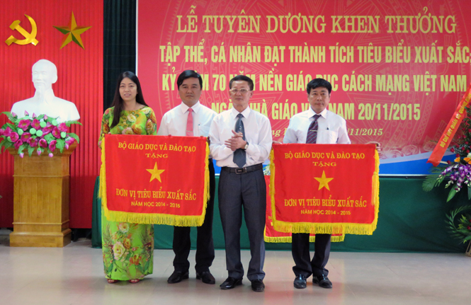 Thừa ủy quyền của Bộ trưởng Bộ GD-ĐT, đồng chí Đoàn Đức Liêm, Giám đốc Sở Giáo dục-Đào tạo trao cờ thi đua xuất sắc năm học 2014-2015 cho 2 tập thể là Trường THCS Đồng Phú (TP.Đồng Hới) và Trường THPT Lương Thế Vinh (TX.Ba Đồn).