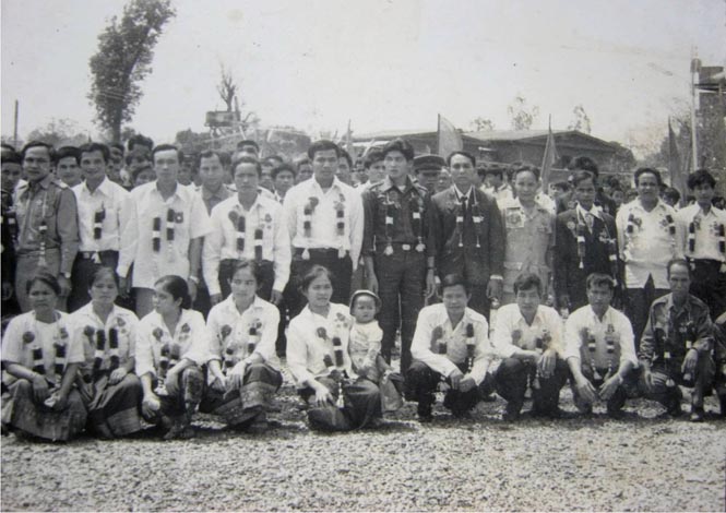 Đoàn chuyên gia tỉnh Bình Trị Thiên chụp ảnh lưu niệm tại Đại hội thi đua tỉnh Savanakhet nhân kỷ niệm 5 năm Ngày Quốc khánh Lào (2-12-1975 - 2-12-1980).