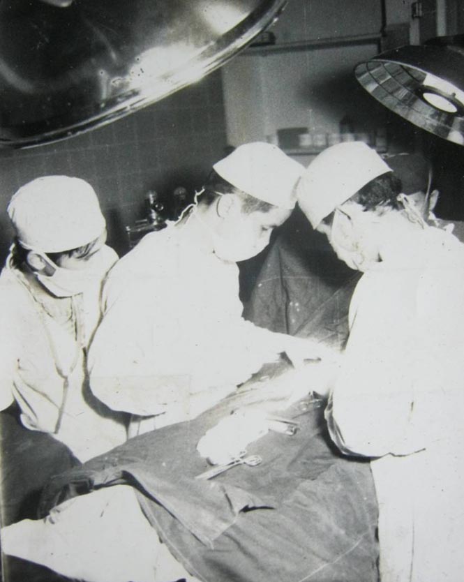 BS Nguyễn Văn Cầu, BS Dương Hữu Thân và đồng nghiệp Lào trong ca mổ cấp cứu cắt dạ dày tại Bệnh viện tỉnh Savanakhet - Lào tháng 3-1980