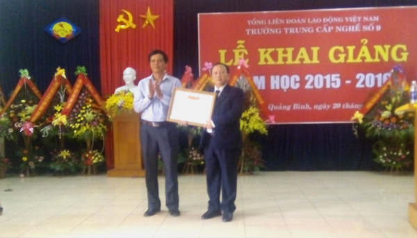 Ông Phạm Thành Đồng, Phó giám đốc Sở Lao động Thương binh và Xã hội trao bằng khen của Bộ LĐTB&XH cho Trường trung cấp Nghề số 9.
