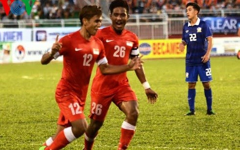  U21 Singapore (áo đỏ) ăn mừng trận hòa với U21 Thái Lan. (Ảnh: Bích Thùy).