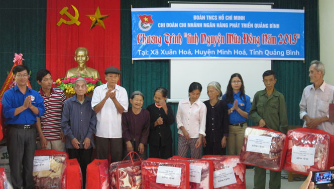 Đoàn viên Chi đoàn Ngân hàng Phát triển tặng quà cho người dân xã Xuân Hóa.