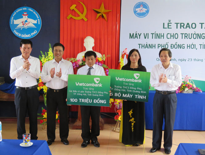 Đồng chí Hoàng Đăng Quang, Bí thư Tỉnh ủy, Trưởng đoàn đại biểu Quốc hội tỉnh; lãnh đạo Trường THCS Đồng Phú và đại diện lãnh đạo Ngân hàng Vietcombank tại lễ tặng quà