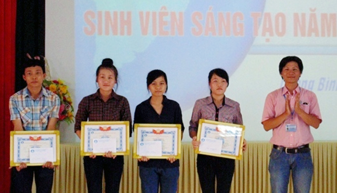 Hội Sinh viên Trường đại học Quảng Bình trao thưởng cho các sinh viên đoạt giải trong cuộc thi “Sinh viên sáng tạo”.