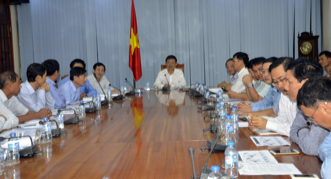 Đồng chí Nguyễn Hữu Hoài, Phó Bí thư Tỉnh ủy, Chủ tịch UBND tỉnh chủ trì hội nghị.