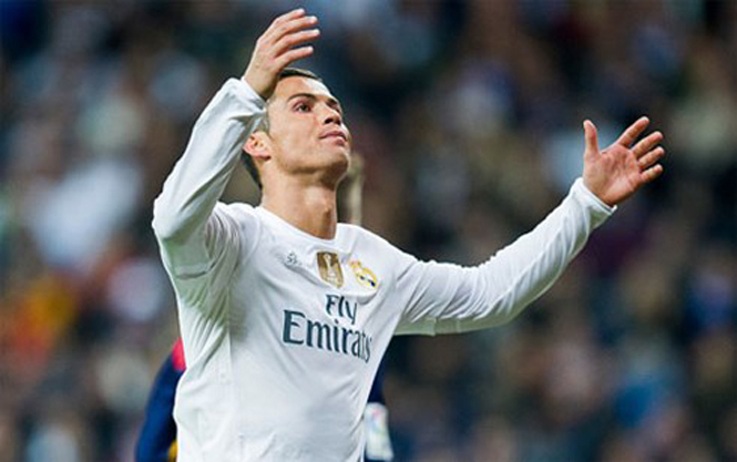 Ronaldo được trả lương cao ngất ngưởng nếu đồng ý gia nhập PSG (Ảnh: Getty)
