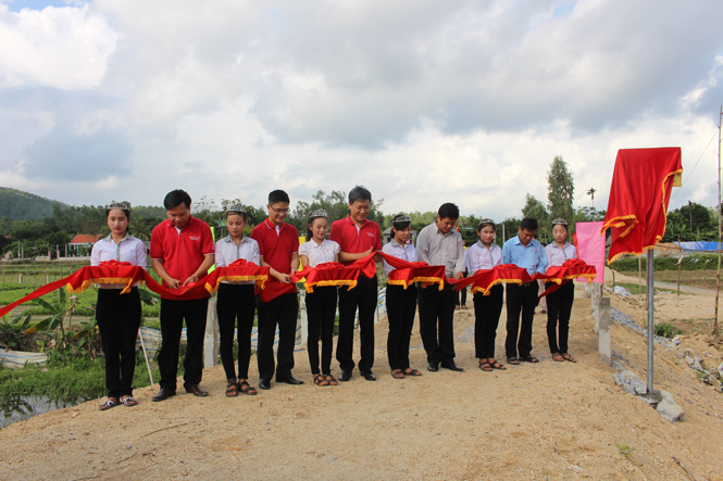 Lãnh đạo Dai-Ichi Life Việt Nam và chính quyền địa phương xã Quảng Liên (Quảng Trạch) cắt băng khánh thành cầu Đồng Kênh.