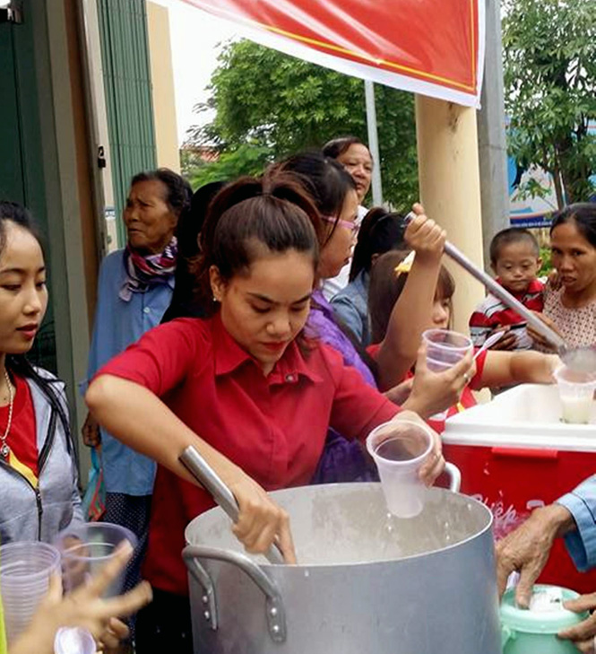 Các tình nguyện viên CLB Giọt Hồng Quảng Bình đã tự tay nấu 200 suất cháo dinh dưỡng cho bệnh nhân nghèo.