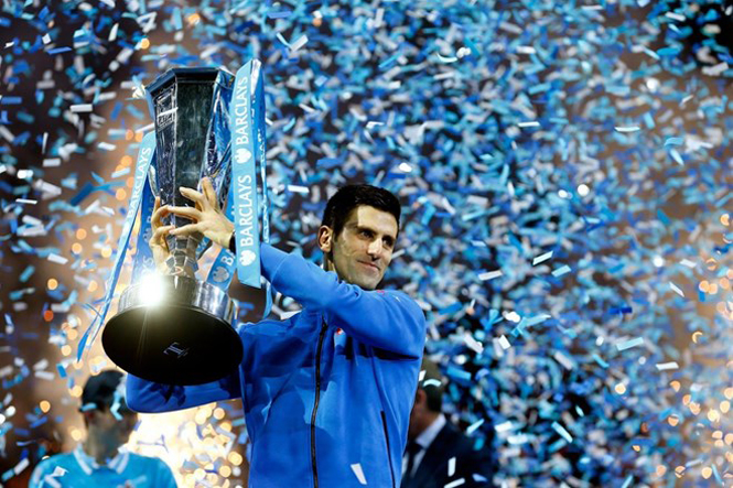 Novak Djokovic nâng cao chiếc cúp vô địch ATP World Tour Finals. (Nguồn: standard.co.uk)