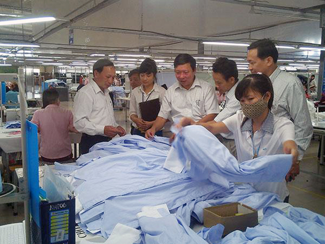 Nhà máy may S và D (tại thị trấn Quán Hàu, huyện Quảng Ninh) đã giải quyết việc làm cho nhiều lao động trên địa bàn.