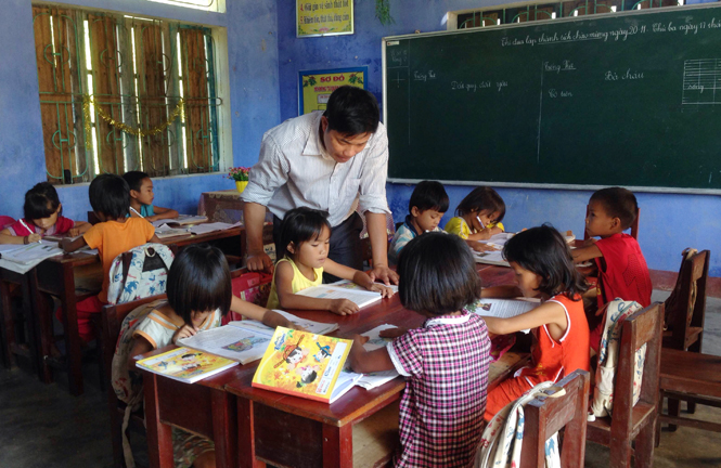 Dạy trẻ đọc thông, viết thạo là chuyện không đơn giản khi bước vào lớp 1, vì trẻ em bản Rào Con chỉ mới tập nói tiếng Việt.