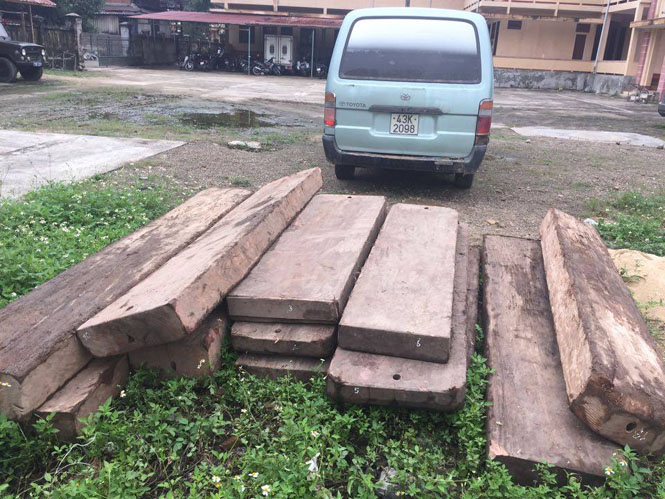 Số gỗ lậu cùng chiếc xe của Vinh đang tạm giữ tại Công an huyện Minh Hóa