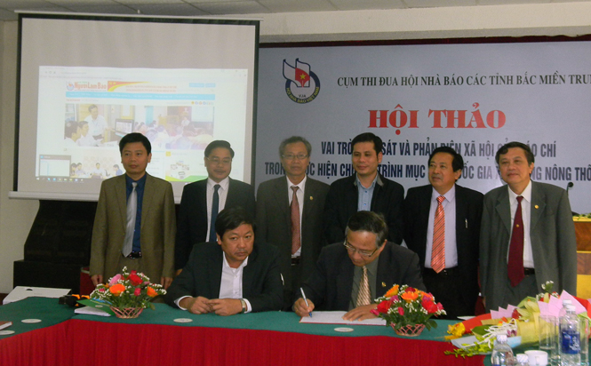 Đại diện lãnh đạo HNB các tỉnh Bắc miền Trung tiến hành ký cam kết thi đua năm 2016