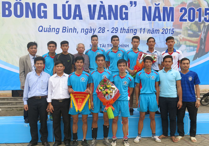 Giải Nhất bóng chuyền nam “Bông lúa vàng” năm 2015 thuộc về đội bóng chuyền nam Hội Nông dân huyện Minh Hóa