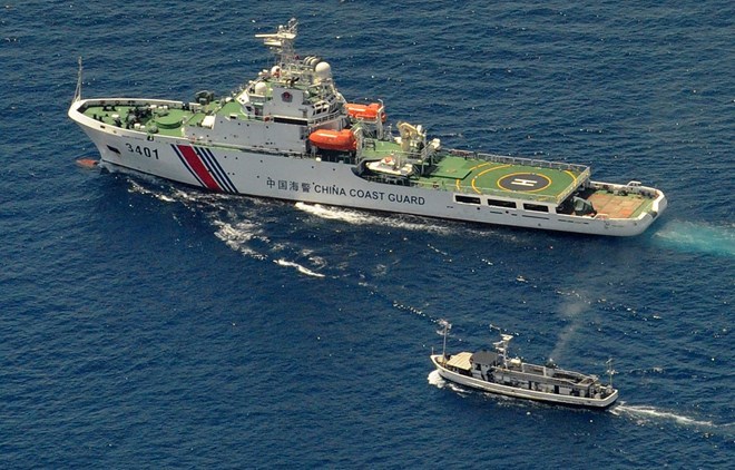 Tàu hải cảnh Trung Quốc ngăn cản tàu tiếp tế của Philippines tại khu vực Biển Đông. (Nguồn: Reuters)
