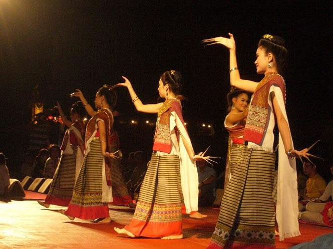 Múa Lăm vông, điệu múa truyền thống của dân tộc Lào làm say đắm bao du khách. Ảnh: TH (sưu tầm)