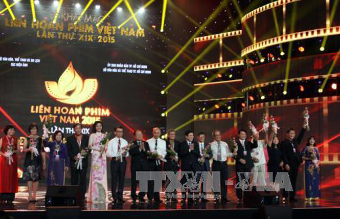 Bộ trưởng Bộ Văn hóa, Thể thao và Du lịch Hoàng Tuấn Anh tặng hoa cho Ban giám khảo Liên hoan phim Việt Nam lần thứ 19 năm 2015. Ảnh:Phương Vy-TTXVN.